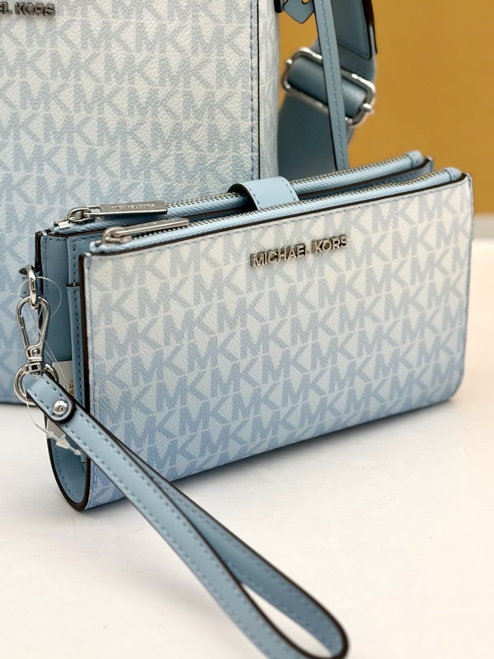 MICHAEL KORS OUTLET
Jet Set Large Ombré Signature Logo Wristlet Wallet